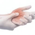 手指の関節の痛みの原因は？腫れやむくみはリウマチや痛風の可能性も？