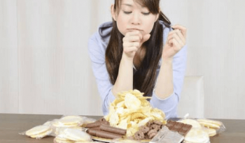慢性的にカロリーオーバーな食事を取り続けることが糖尿病を発症する原因